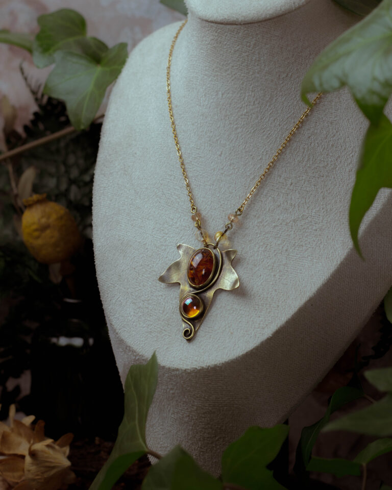 Collier artisanal feuille de lierre et pierres de verre vintage