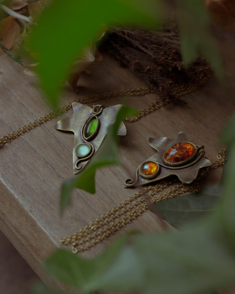 Collier artisanal feuille de lierre et pierres de verre vintage