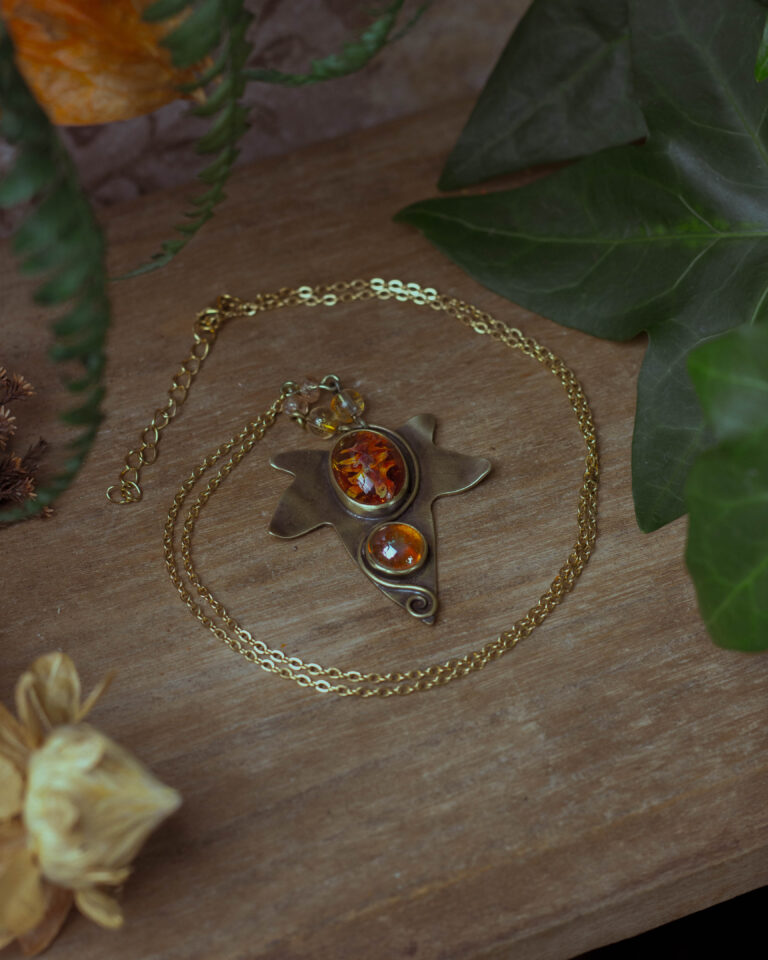 Collier artisanal feuille de lierre et pierres de verre vintage