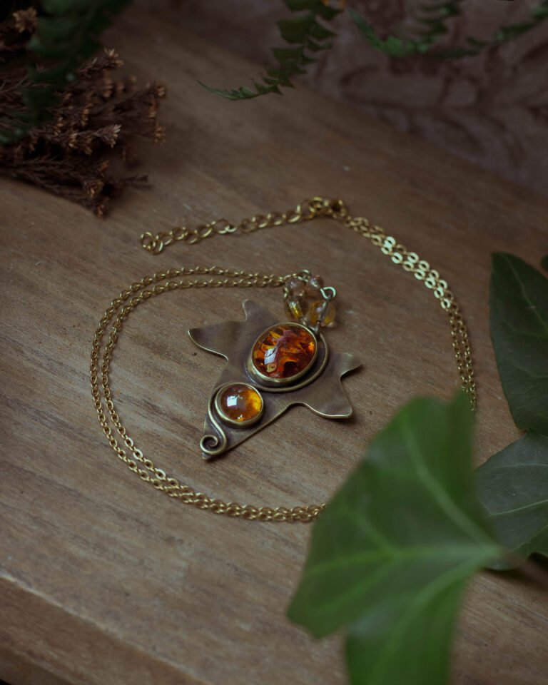 Collier artisanal feuille de lierre et pierres de verre vintage