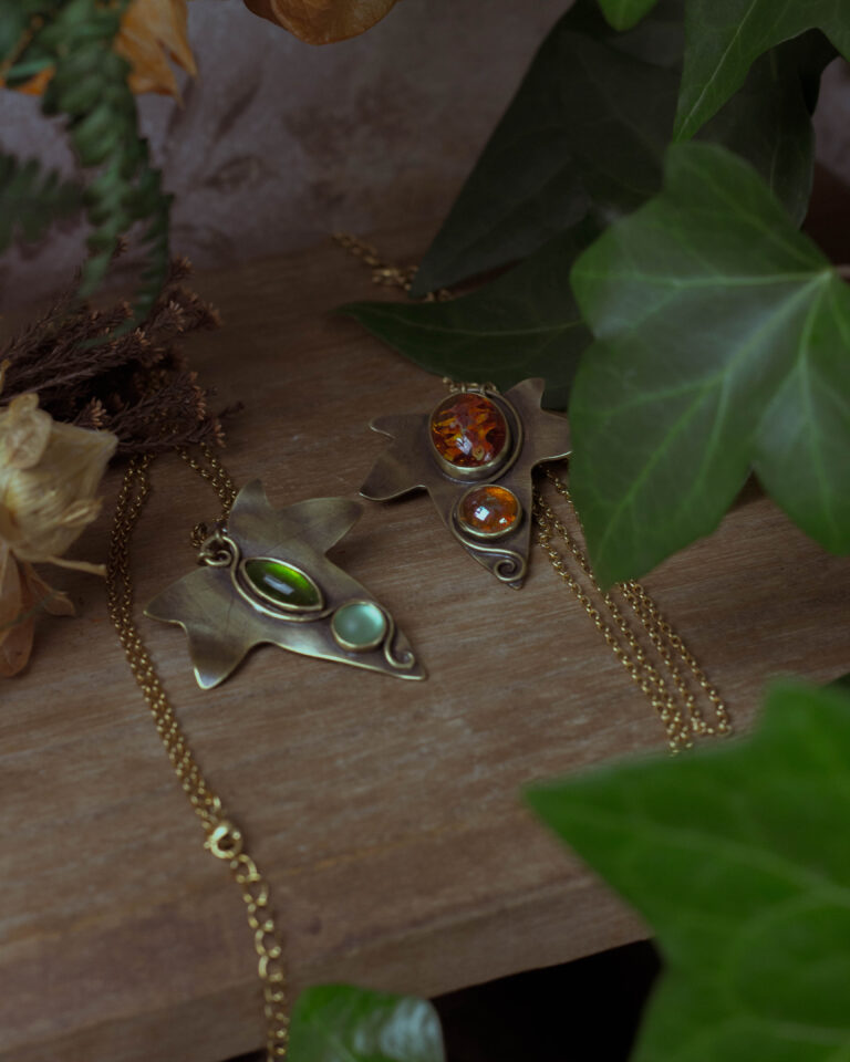 Collier artisanal feuille de lierre et pierres de verre vintage