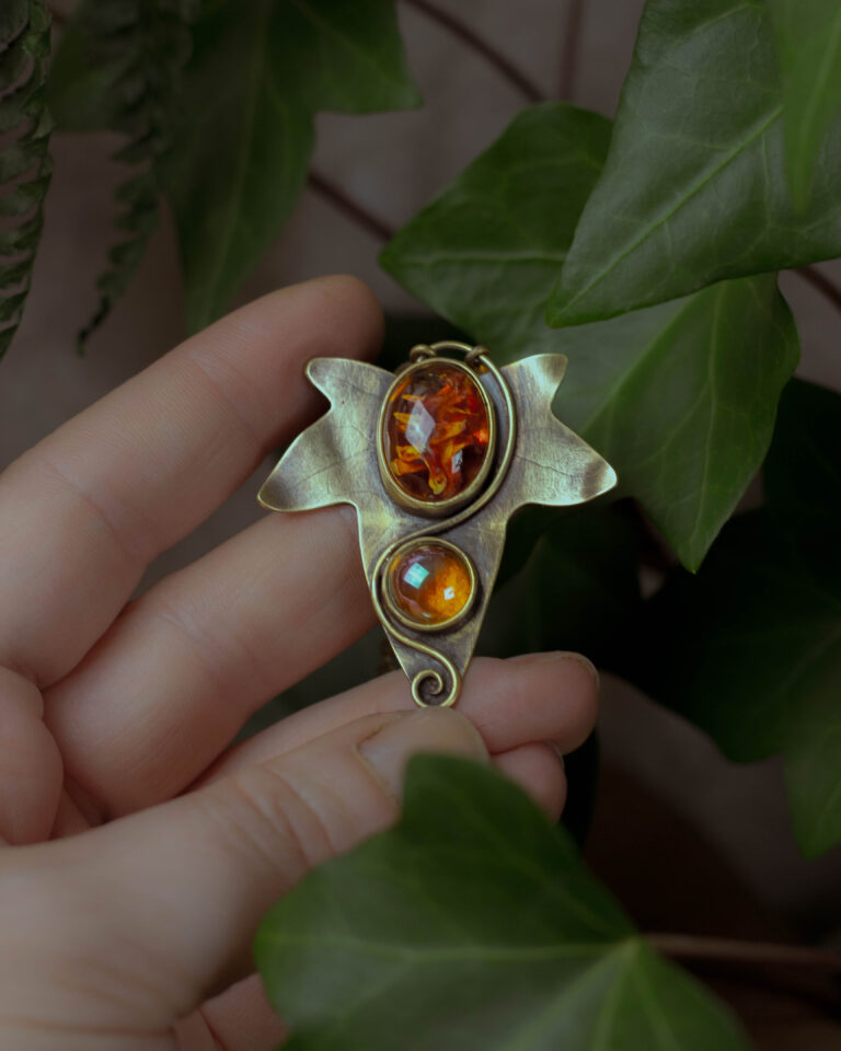 Collier artisanal feuille de lierre et pierres de verre vintage