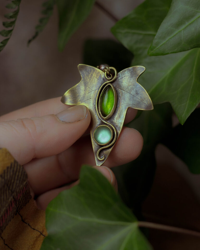 Collier artisanal feuille de lierre et pierres de verre vintage