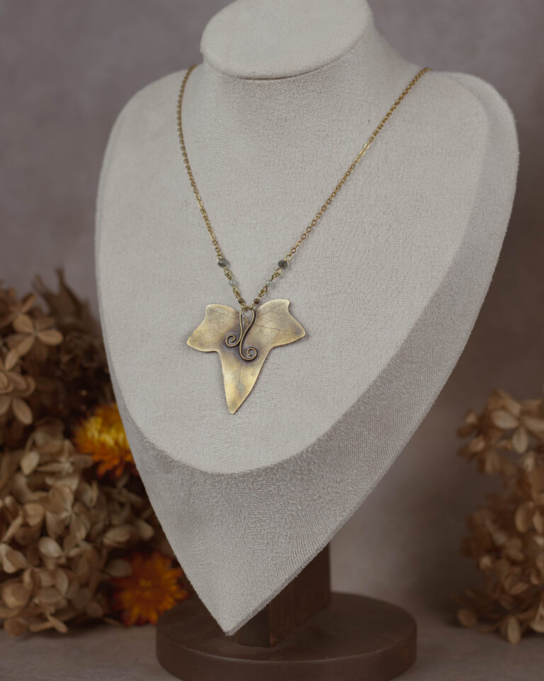 Collier feuille de lierre artisanal en laiton