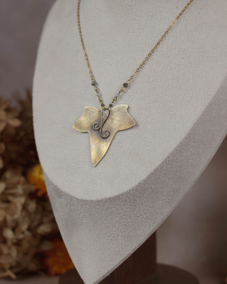 Collier feuille de lierre artisanal en laiton