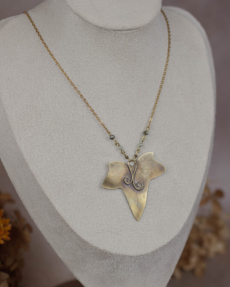 Collier feuille de lierre artisanal en laiton