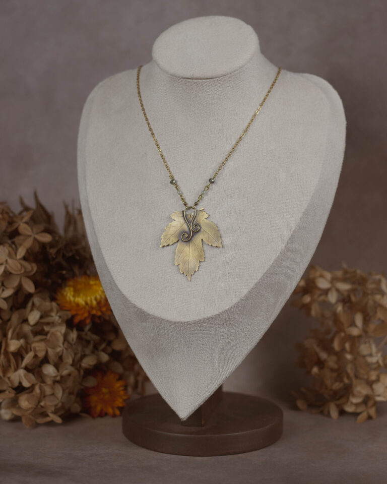 Collier feuille d'érable en laiton artisanale