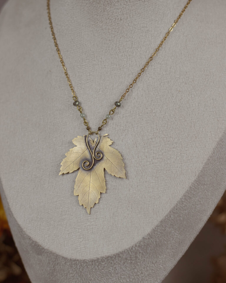 Collier feuille d'érable en laiton artisanale