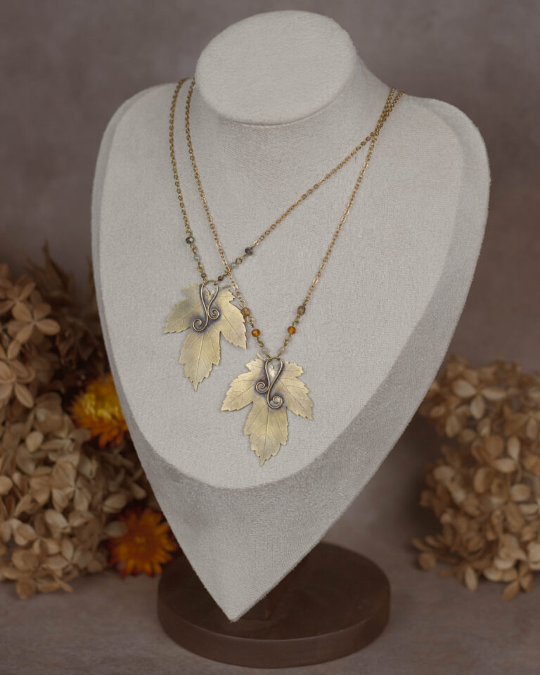 Collier feuille d'érable en laiton artisanale