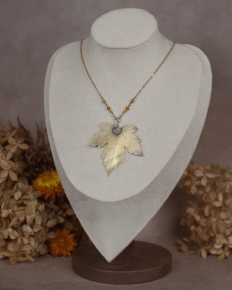 Collier feuille d'érable en laiton artisanale