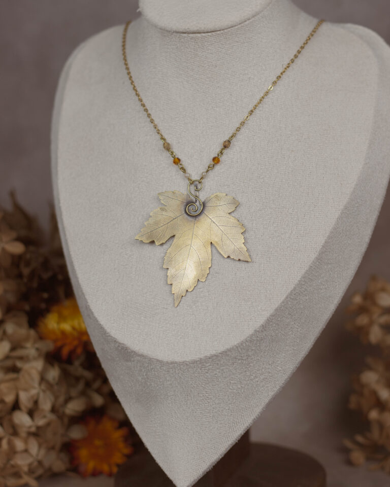Collier feuille d'érable en laiton artisanale