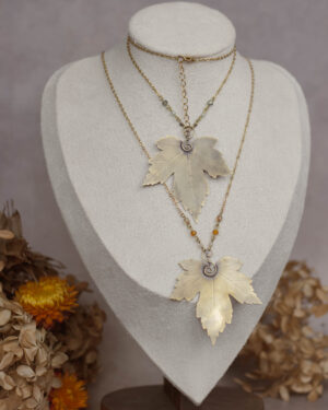Collier feuille d'érable en laiton artisanale