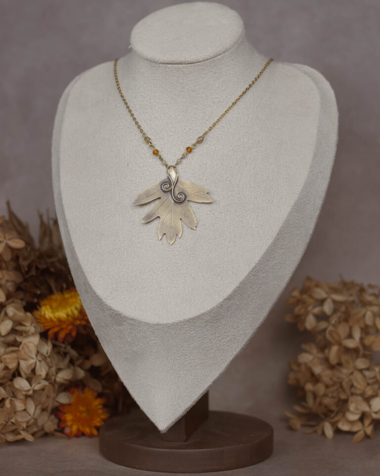 Collier artisanal en laiton feuille d'aubépine