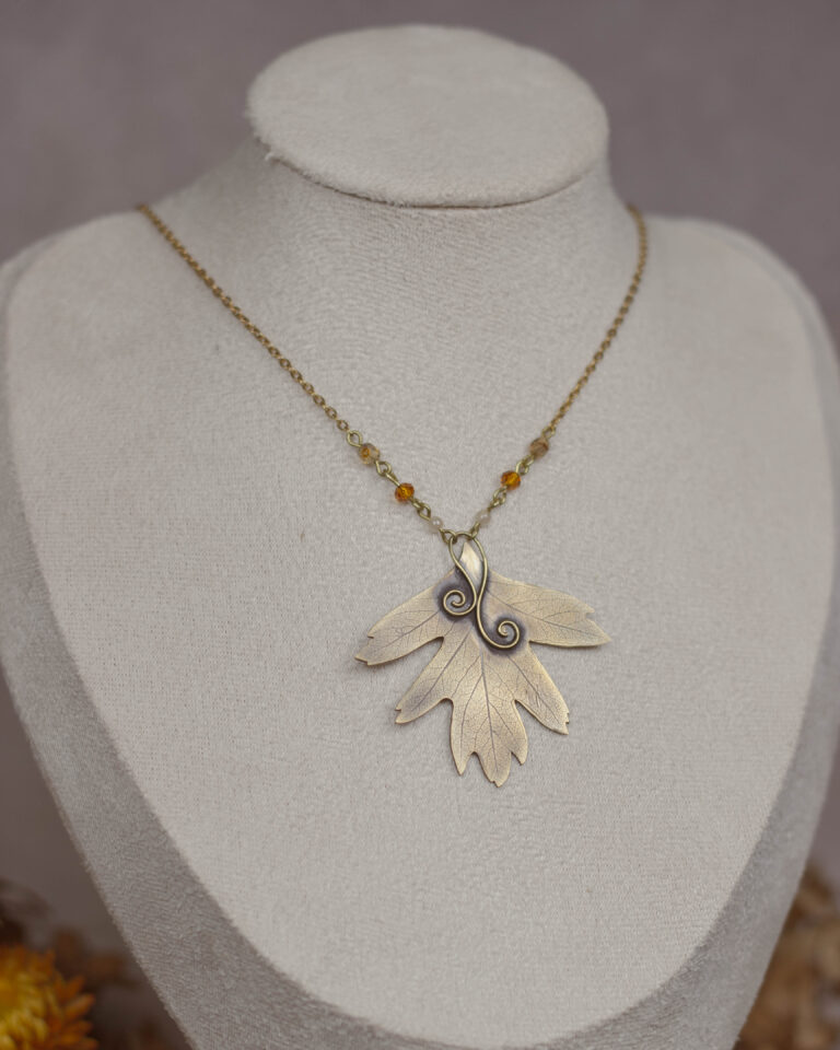 Collier artisanal en laiton feuille d'aubépine