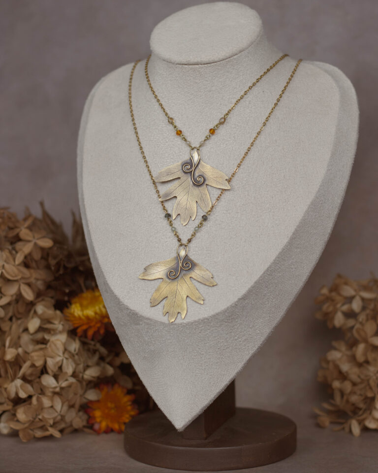 Collier artisanal en laiton feuille d'aubépine