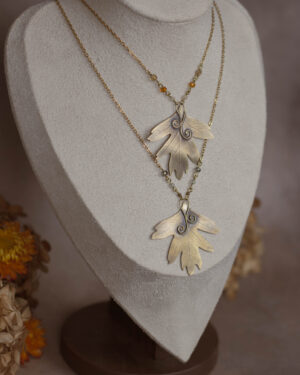 Collier artisanal en laiton feuille d'aubépine