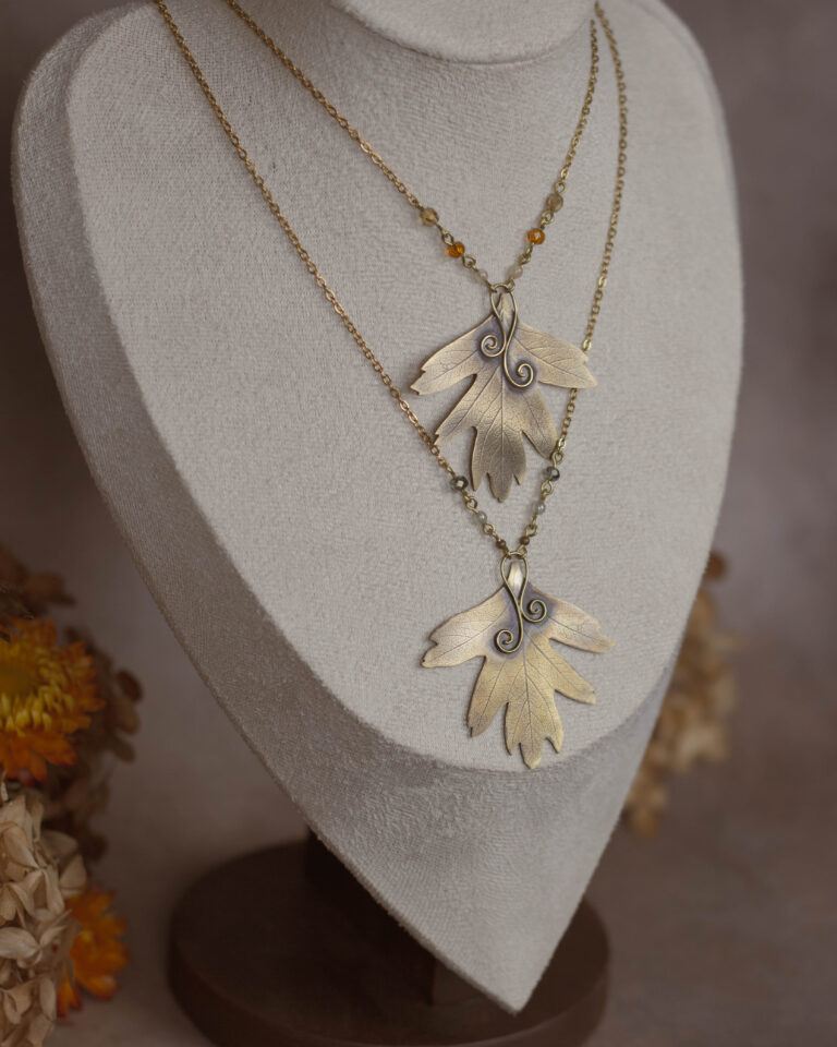 Collier artisanal en laiton feuille d'aubépine