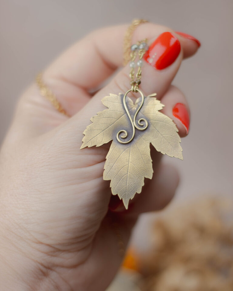 Collier feuille d'érable en laiton artisanale