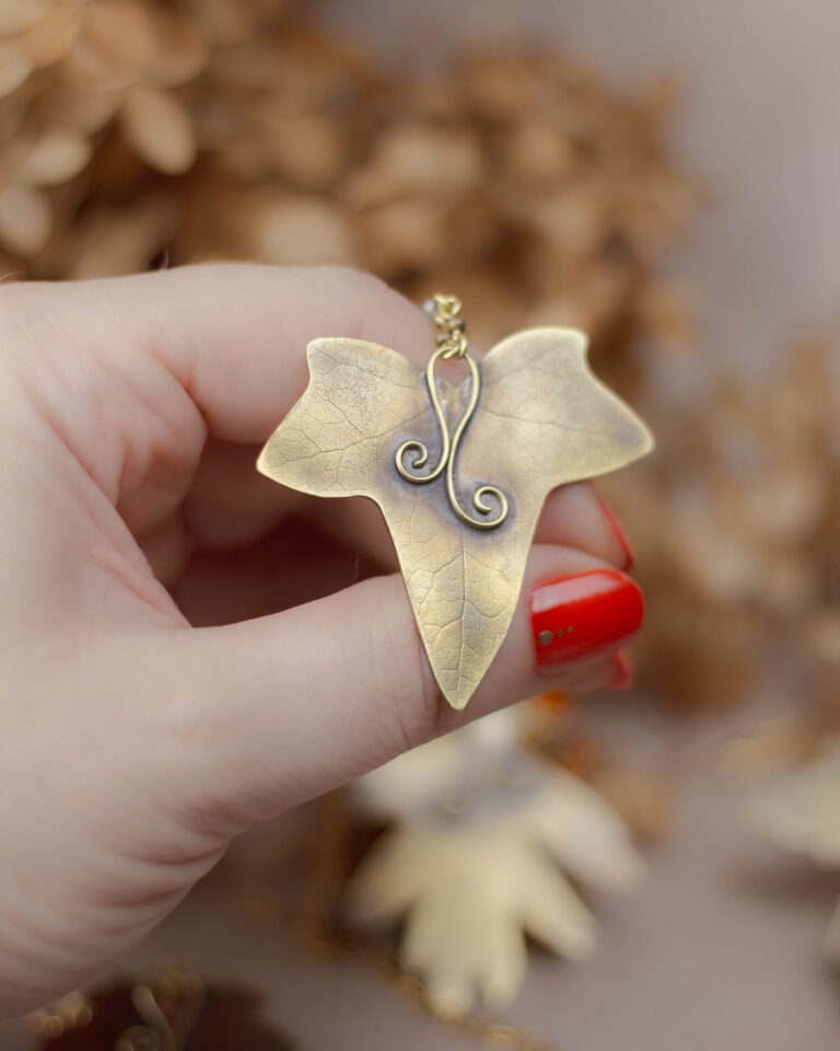 Collier feuille de lierre artisanal en laiton