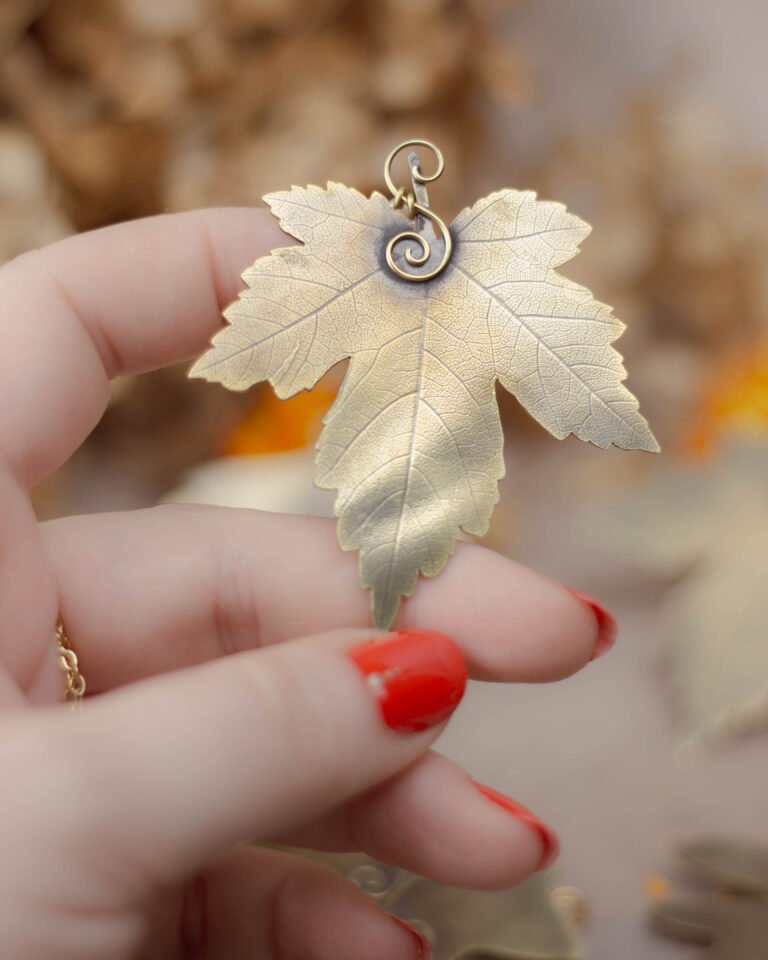 Collier feuille d'érable en laiton artisanale
