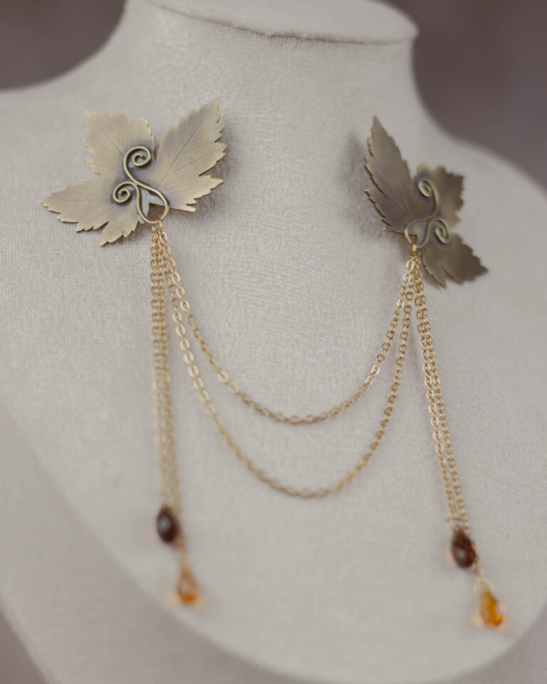 Broche de col artisanale en laiton feuille d'érable