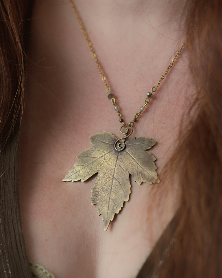 Collier feuille d'érable en laiton artisanale
