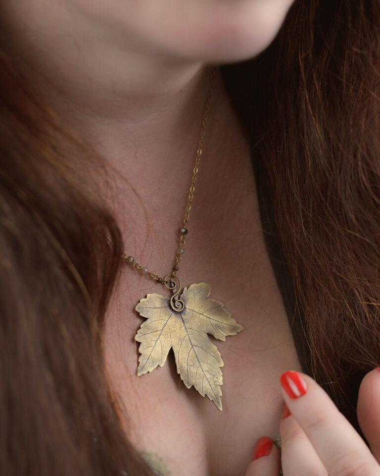 Collier feuille d'érable en laiton artisanale