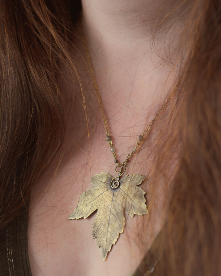 Collier feuille d'érable en laiton artisanale