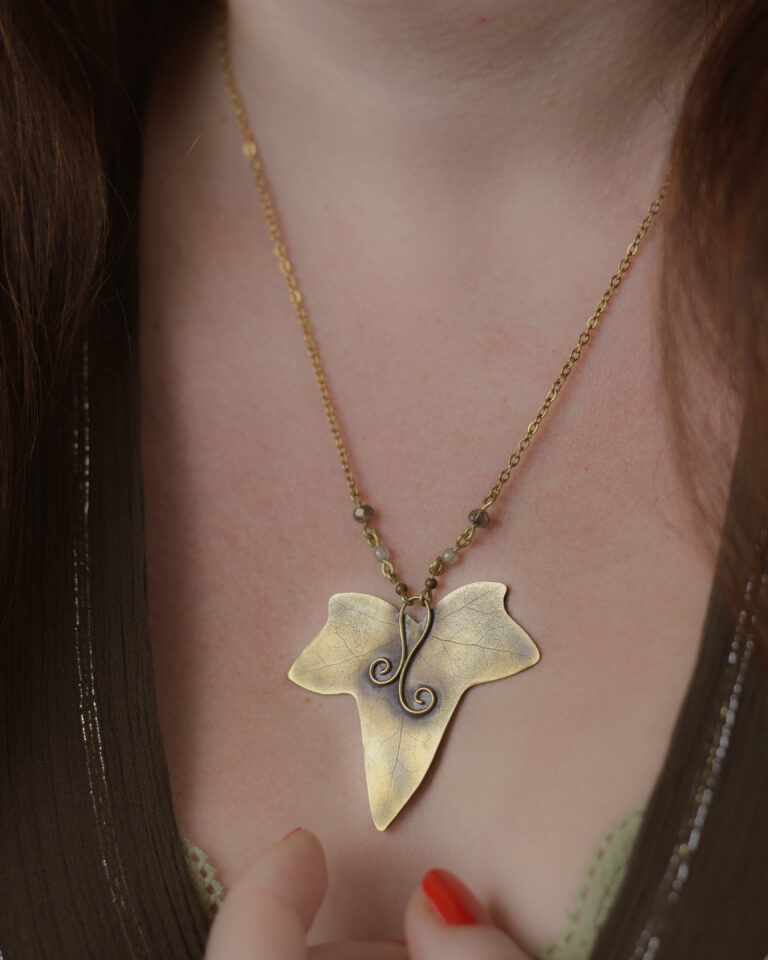 Collier feuille de lierre en laiton artisanal