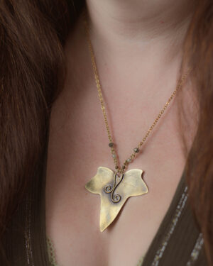 Collier feuille de lierre en laiton artisanal
