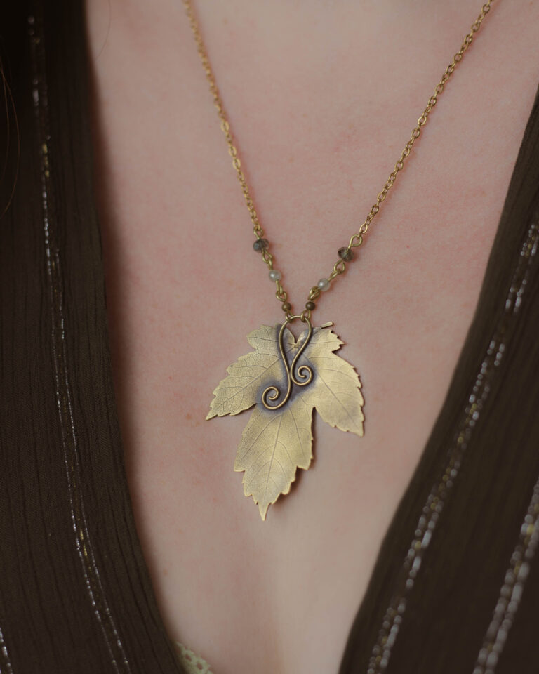 Collier feuille d'érable en laiton artisanale