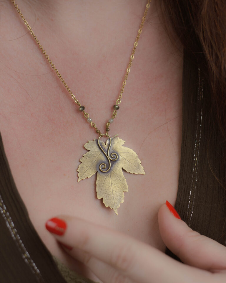 Collier feuille d'érable en laiton artisanale