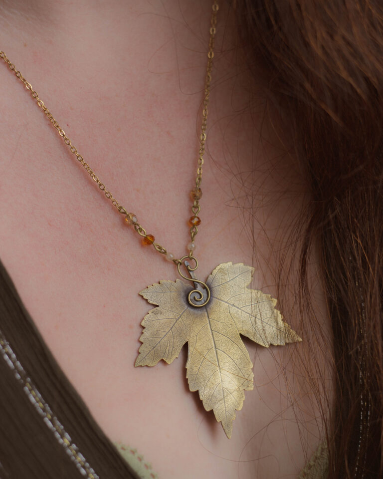 Collier feuille d'érable en laiton artisanale