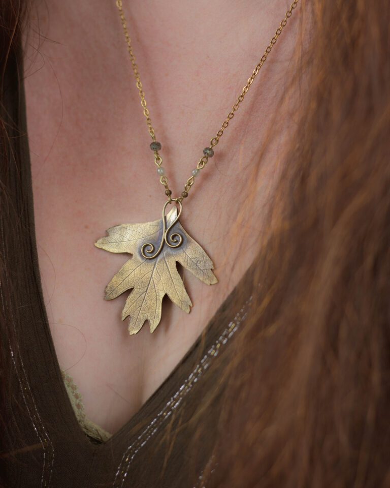 Collier artisanal en laiton feuille d'aubépine