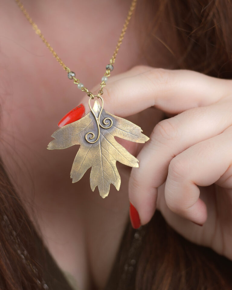 Collier artisanal en laiton feuille d'aubépine