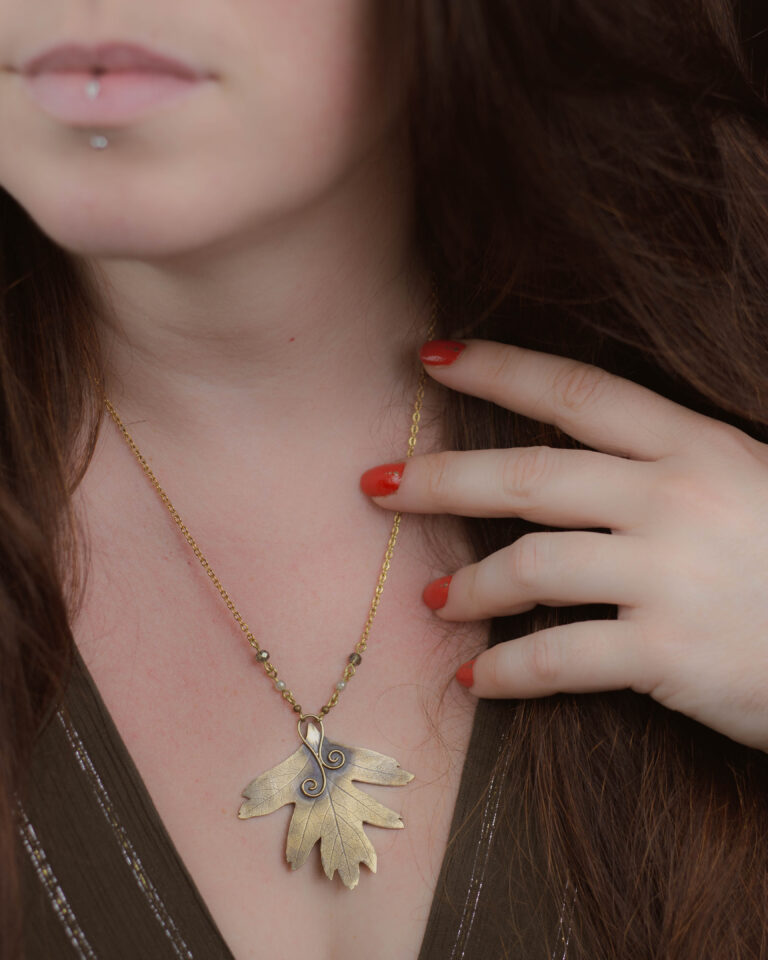 Collier artisanal en laiton feuille d'aubépine