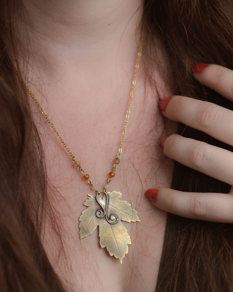 Collier feuille d'érable en laiton artisanale