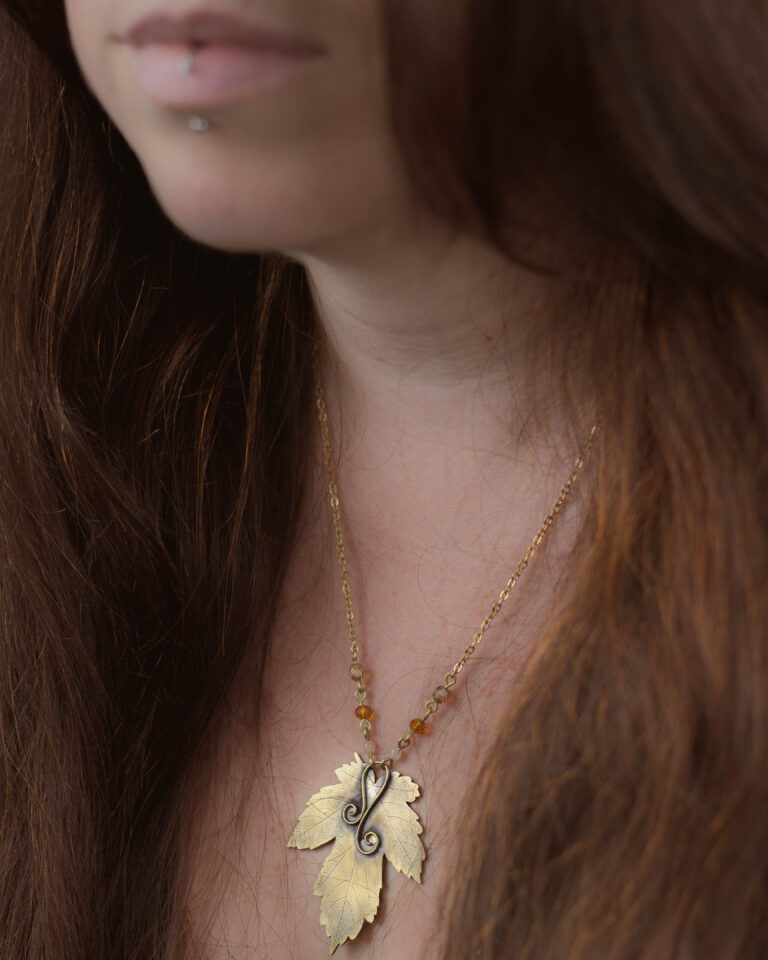 Collier feuille d'érable en laiton artisanale