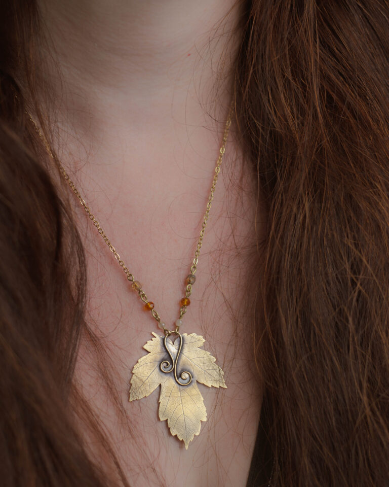 Collier feuille d'érable en laiton artisanale