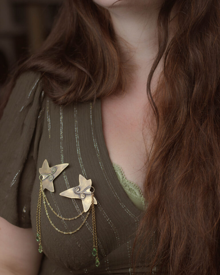 Broche de col artisanale en laiton feuiulle de lierre
