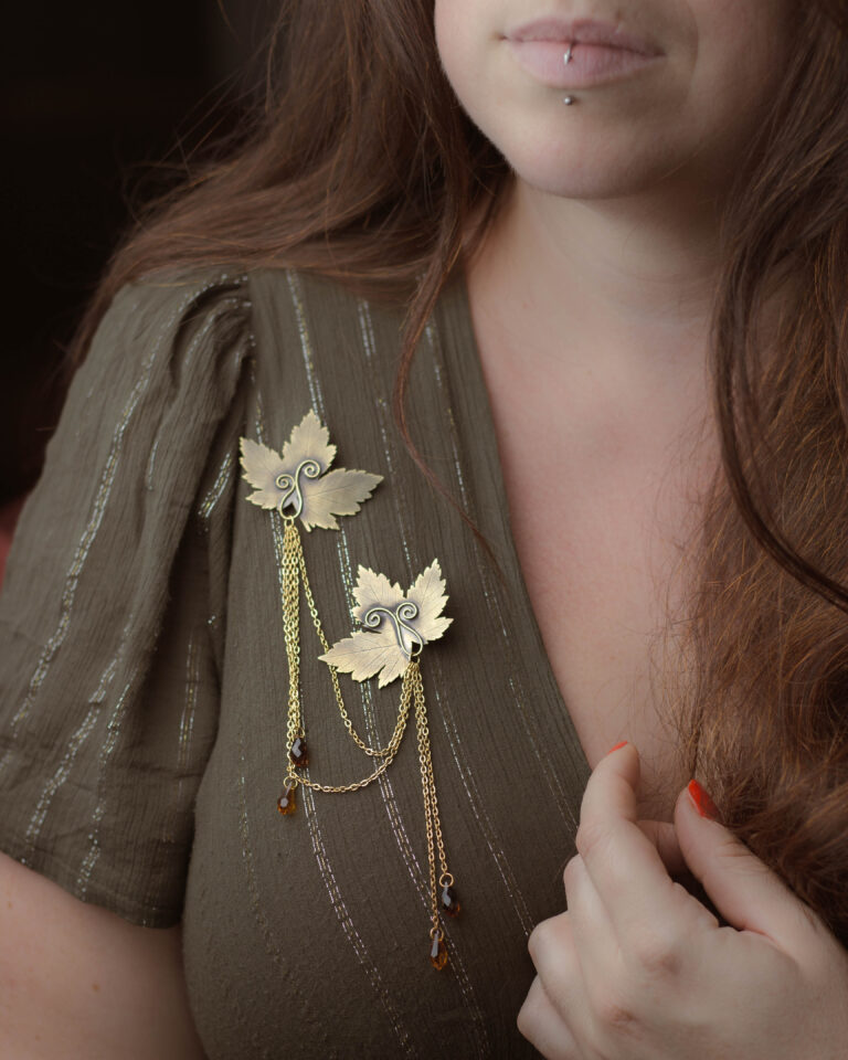 Broche de col artisanale en laiton feuille d'érable