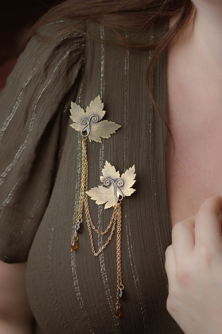 Broche de col artisanale en laiton feuille d'érable