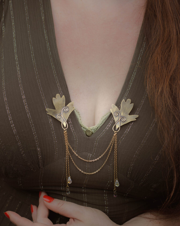 Broche de col artisanale en laiton feuille d'aubépine