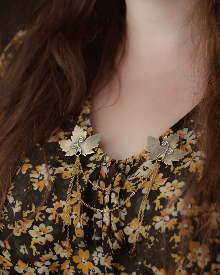 Broche de col artisanale en laiton feuille d'érable