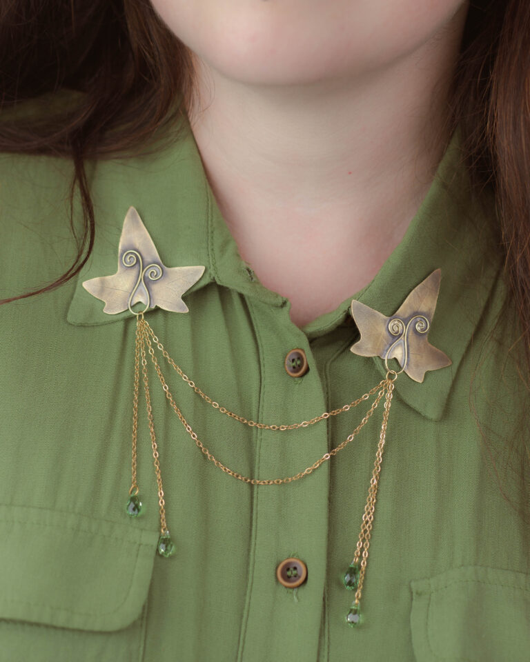 Broche de col artisanale en laiton feuiulle de lierre