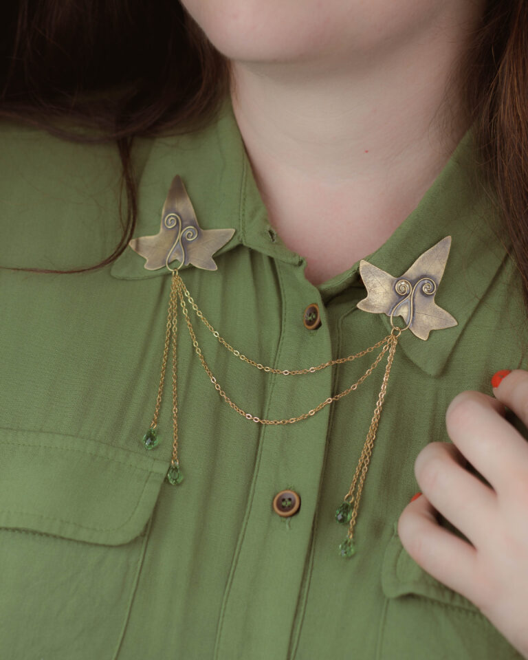 Broche de col artisanale en laiton feuiulle de lierre
