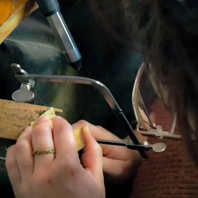 Artisane bijoutière au travail