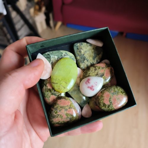 Pierres naturelles à l'atelier de bijouterie artisanal