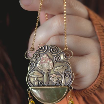 Collier d'automne artisanal représentant une cueillette de champignons